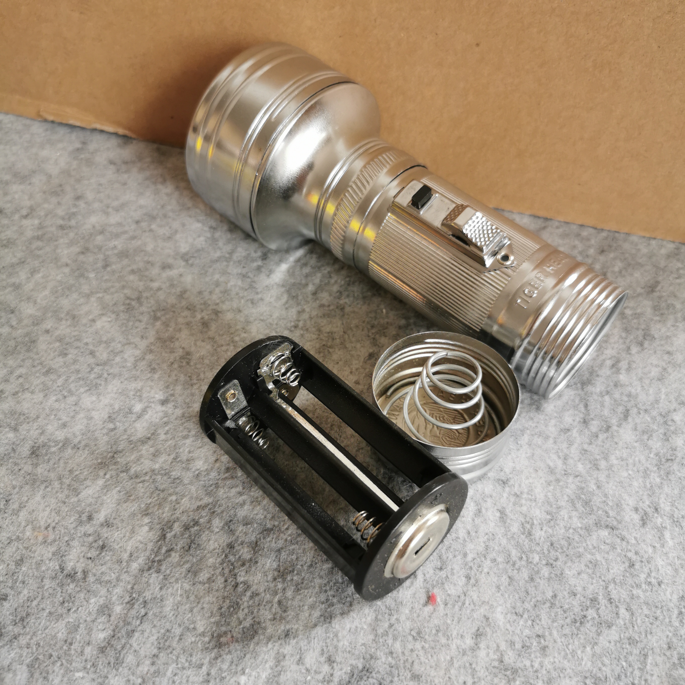 库存全新虎头牌老式手电筒铁皮黄光手灯四节五号电池手电怀旧道具