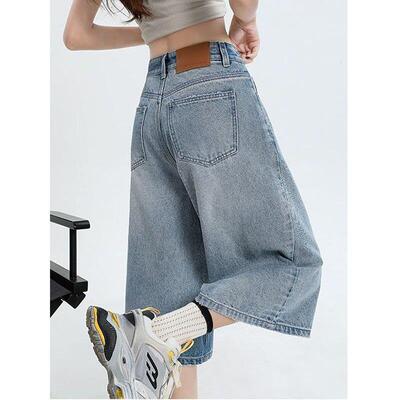 浅色阔腿做旧七分牛仔裤