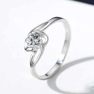 S925莫桑石戒指个性扭臂25分单钻女款婚戒简约气质镀银闭口钻戒