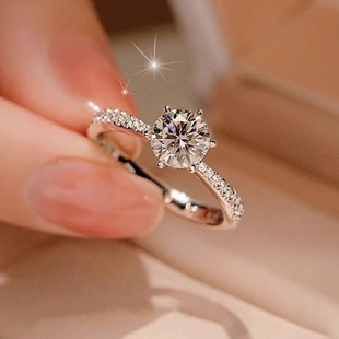 S925莫桑石戒指为爱加冕微镶1克拉婚戒指女六爪钻戒镀银闭口指环