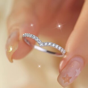 S925莫桑石戒指微镶V字型条戒女款简约排钻叠戴戒指镀银闭口指环