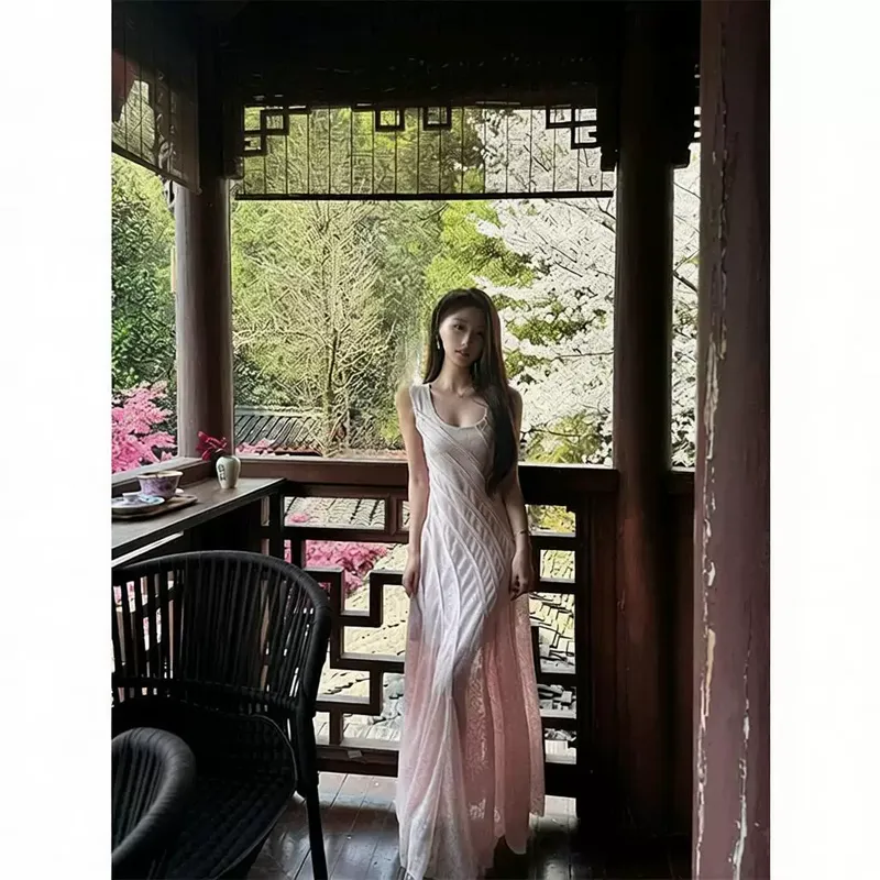 粉色u领无袖背心连衣裙女夏季修身收腰蕾丝裙子设计感辣妹a字长裙