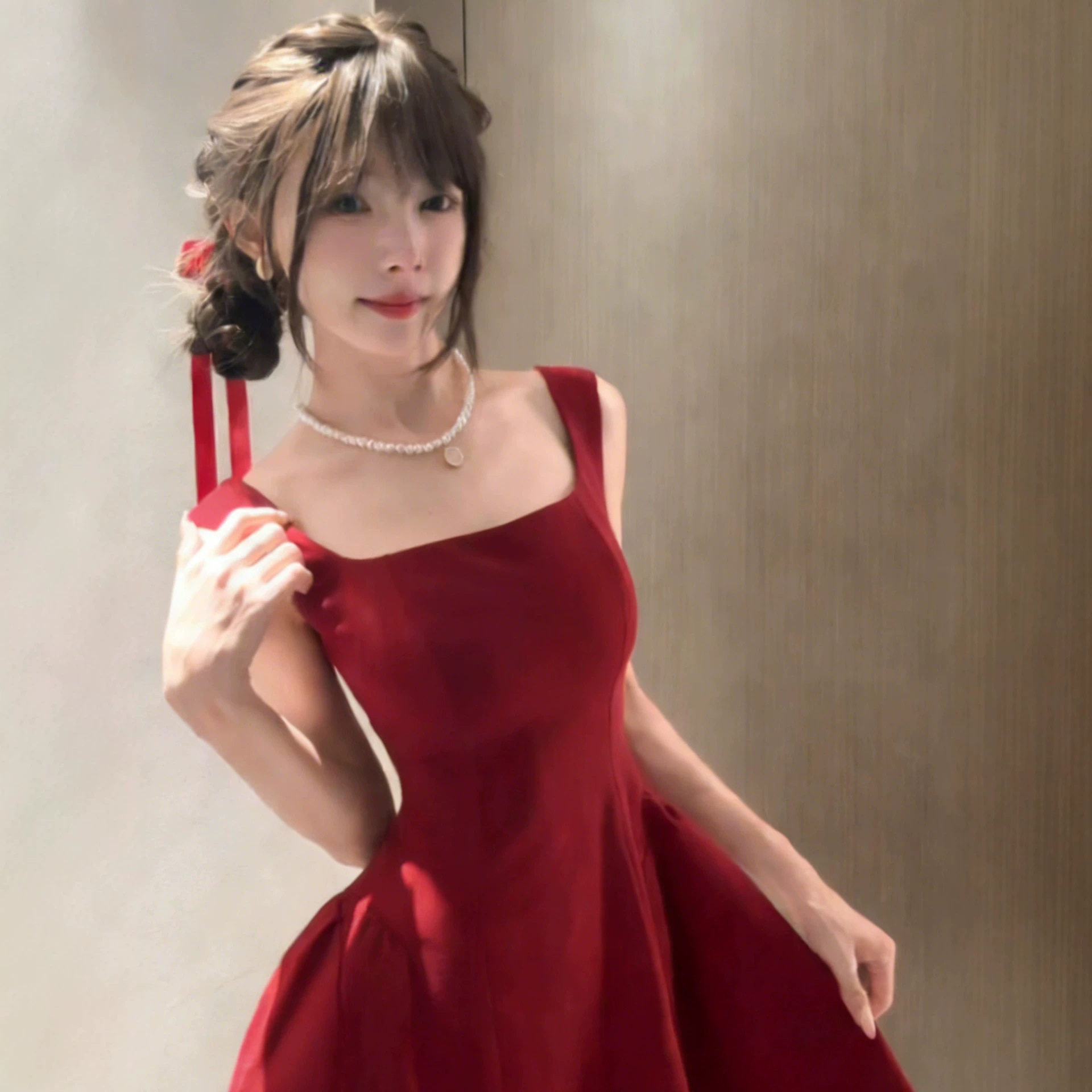 红色掐腰短裙子女2026新款春夏季修身a字小个子巨好看吊带连衣裙