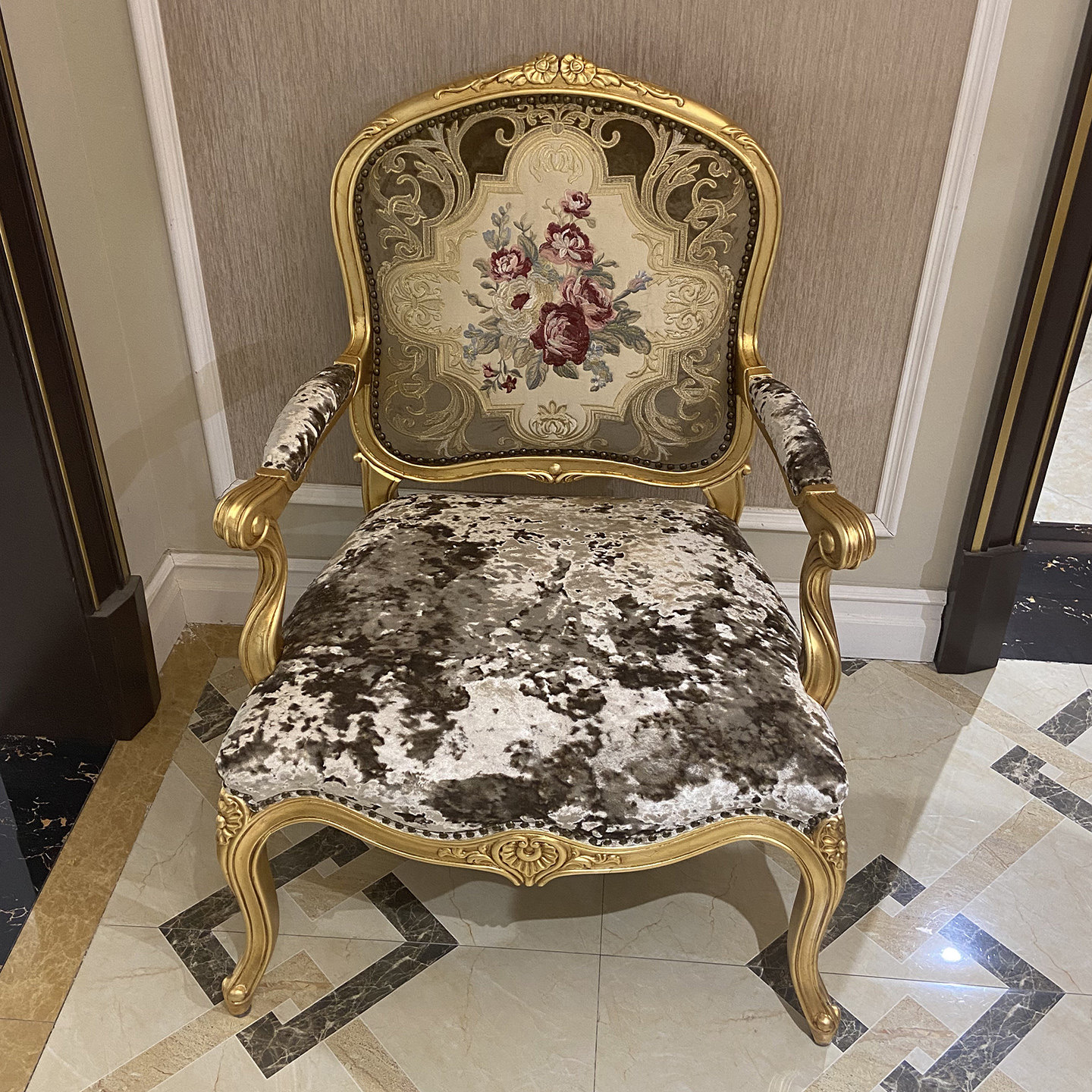 拉卡萨休闲椅法式新古典布艺扶手椅子欧式客厅实木雕花沙发椅现货