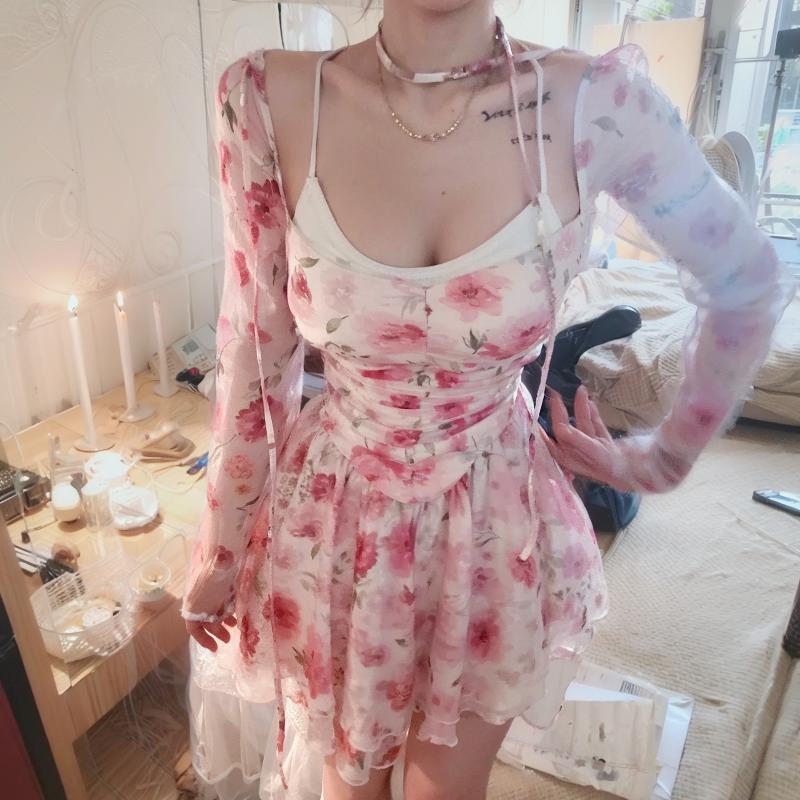 图图小有名气的甜美吊带连衣裙碎花收腰吊带裙法式粉色长袖连衣裙