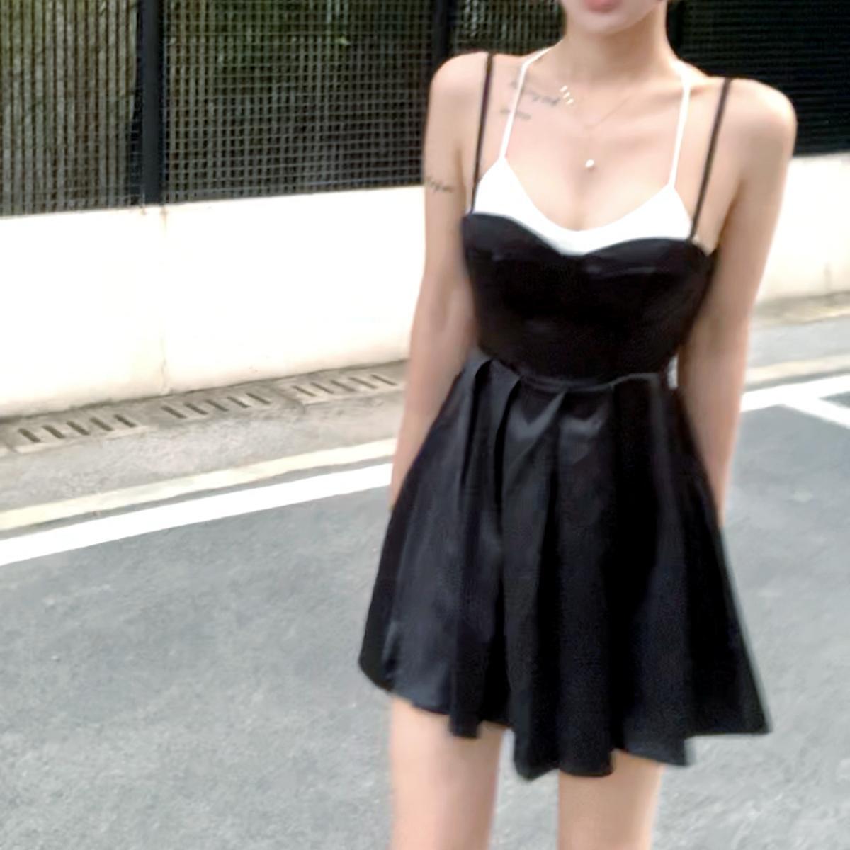 显胸绸缎面吊带连衣裙