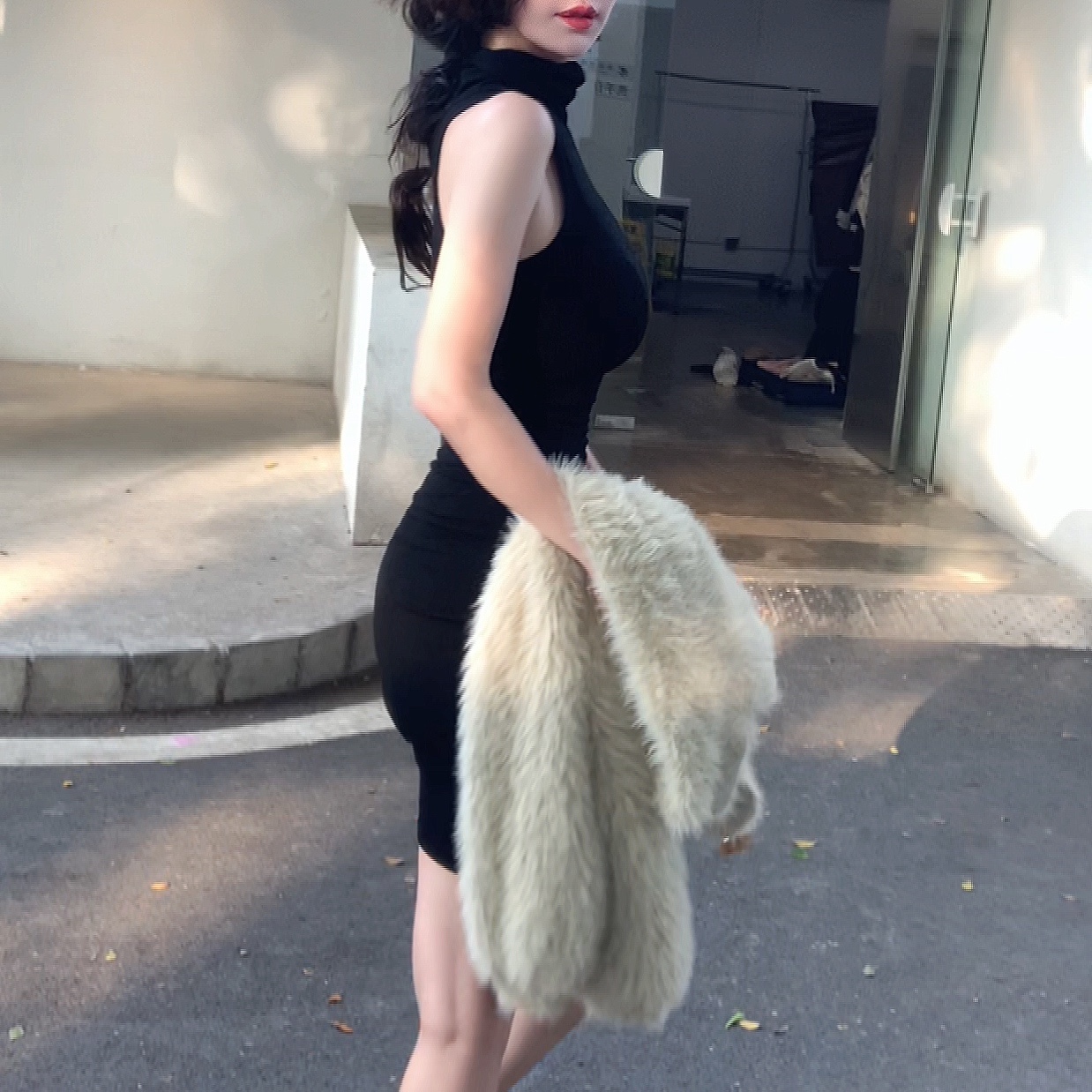 小有名气的高领无袖打底连衣裙