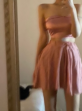 图图小有名气的防滑条短款纯欲辣妹内搭粉红色露背抹胸上衣2024