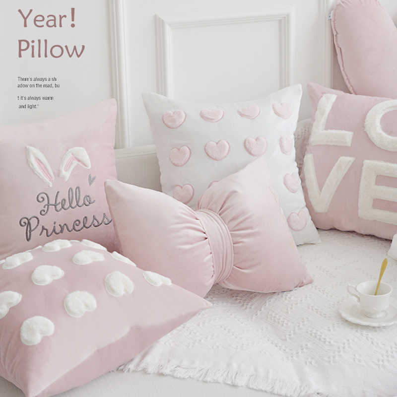 温柔粉色沙发抱枕靠垫毛绒刺绣