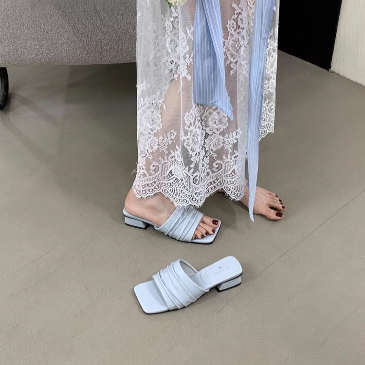 阿里情人低跟方头凉拖鞋女2026新款夏季一字拖凉鞋蓝色粗跟高跟鞋