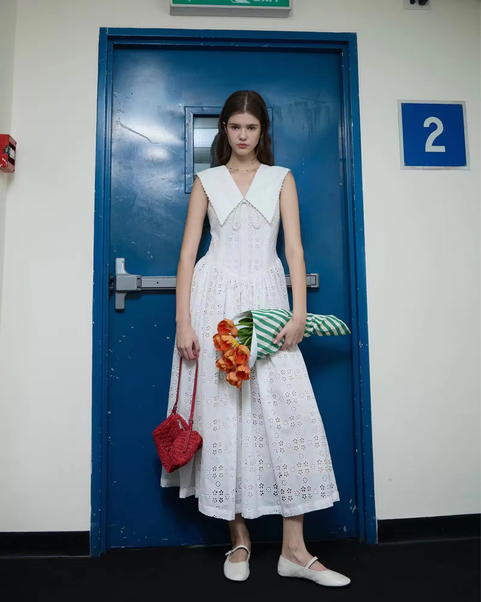 泰国潮牌 pleased 白色镂空刺绣V翻领无袖连衣裙