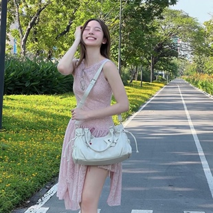 泰国潮牌 粉色蕾丝不规则裙摆拼接连衣裙 pleased