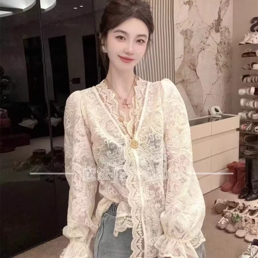 冬季V领蕾丝喇叭袖甜美长袖衬衫
