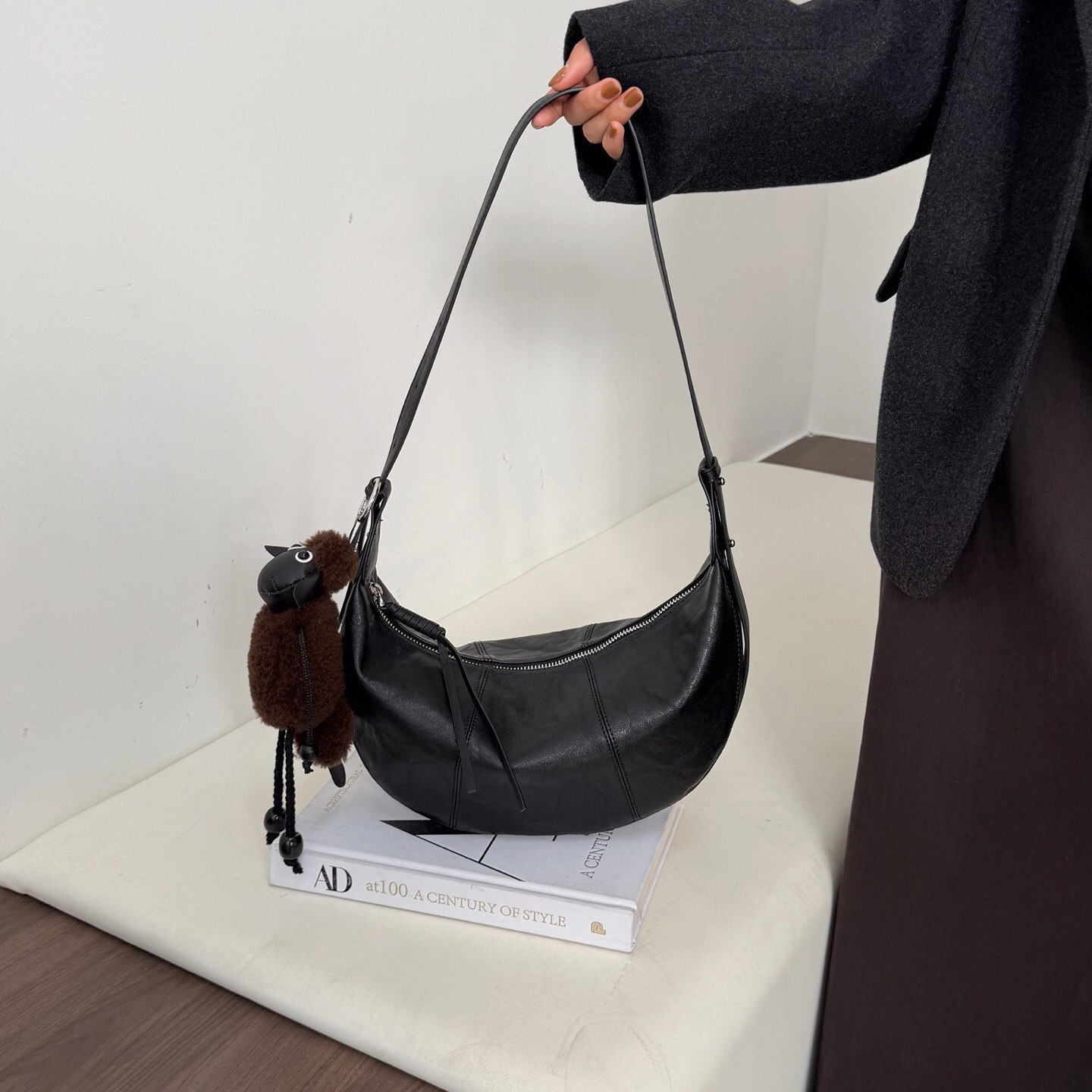 简约软皮饺子包女马鞍包2026新款高级感小众牛角包百搭单肩斜挎包