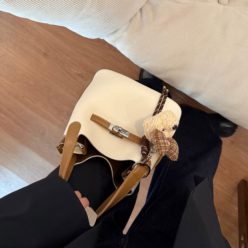 奶白棕拼色小熊水桶包斜挎女包