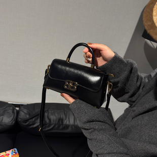 高级感小众锁扣手提包女2026新款轻奢简约小方包百搭单肩斜挎包包