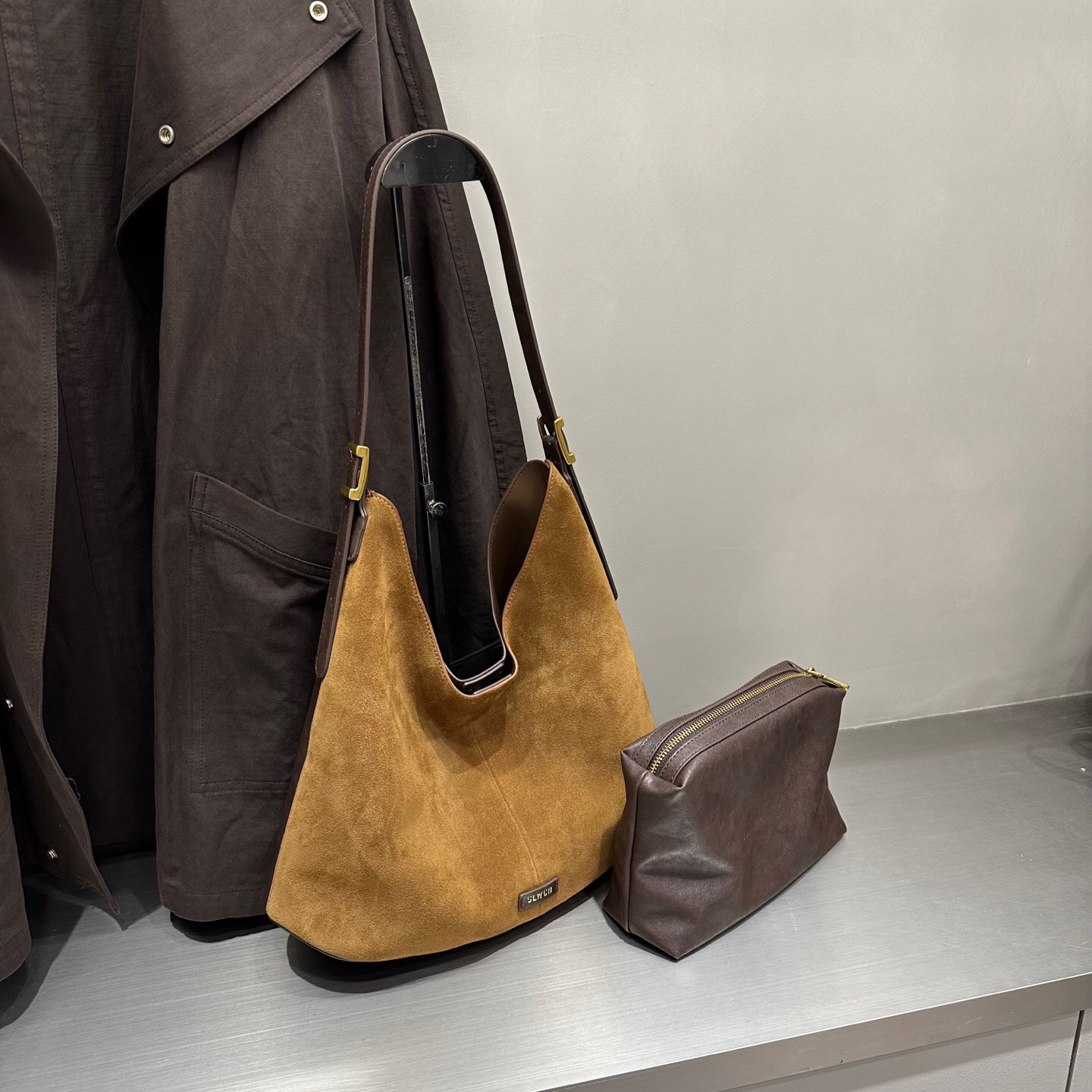 大容量通勤磨砂真皮水桶包女2025