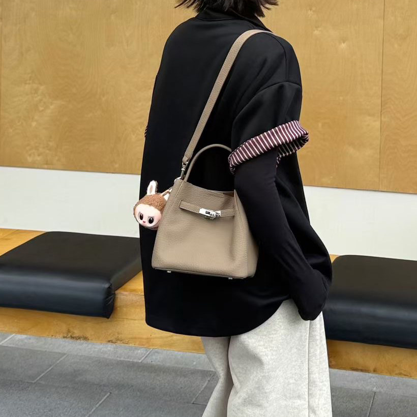 小众设计菜篮子包包女2025秋冬新款水桶手提包简约百搭单肩斜挎包,箱包皮具/热销女包/男包,通用款女包,淘宝优惠券,粉丝福利购,淘宝优惠卷