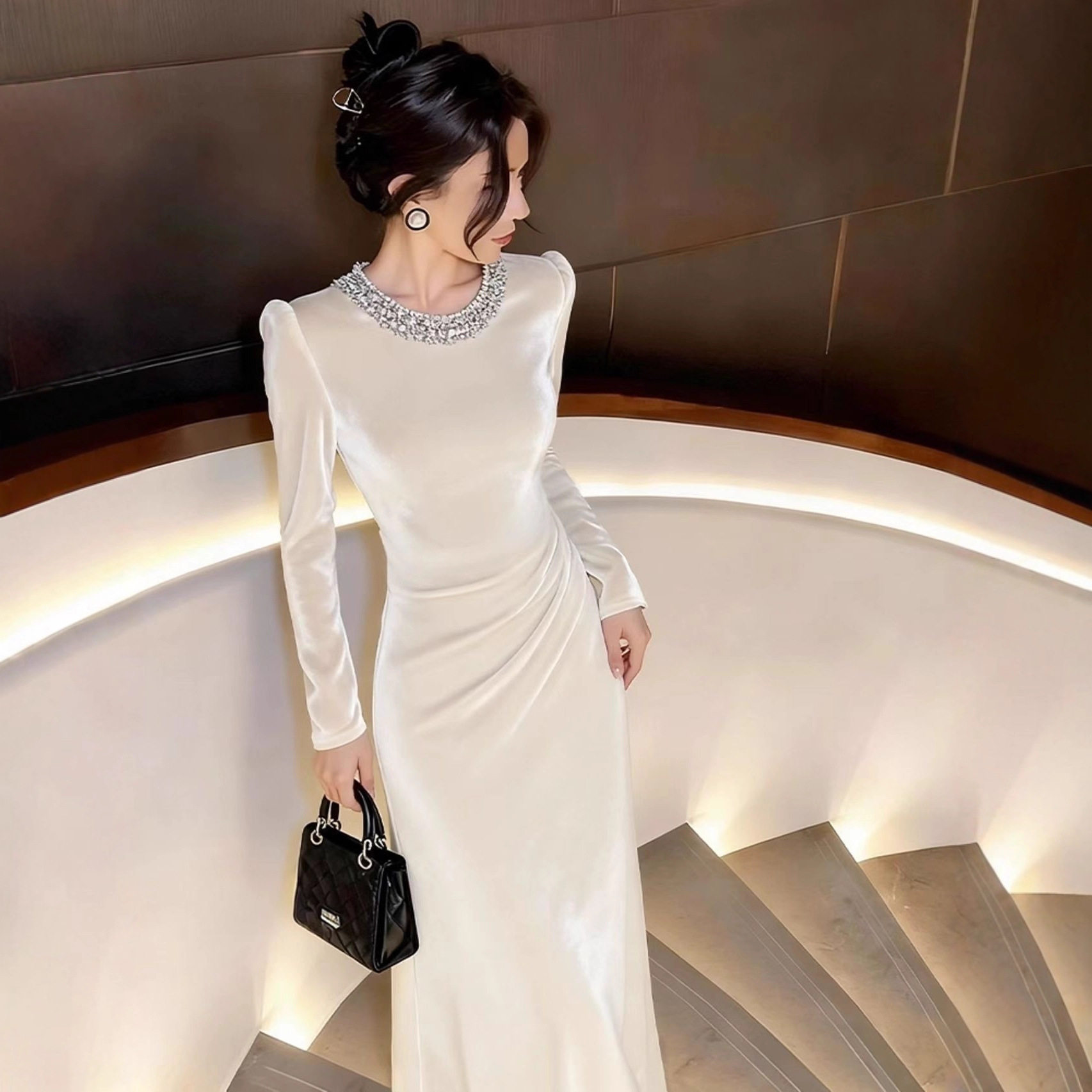 白色丝绒连衣裙2025冬季气质名媛巨好看高级感收腰重工内搭长裙女