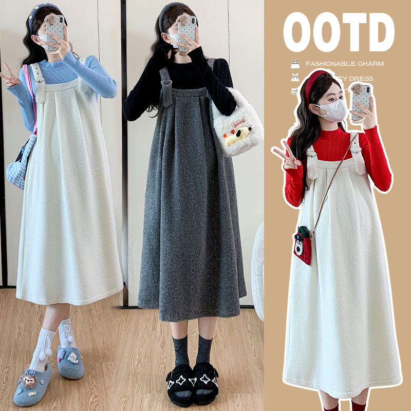 时尚大码2025年加绒加厚雨花绒孕妇装背带裙+大码毛衣套装