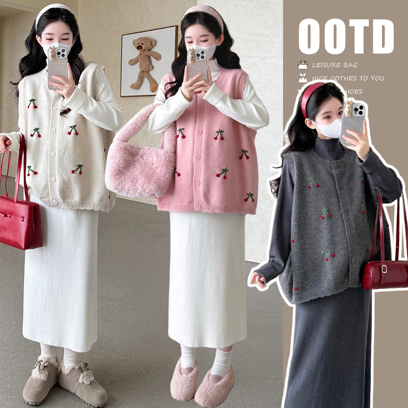春秋半高领毛衣裙+ 优质版开衫樱桃马甲