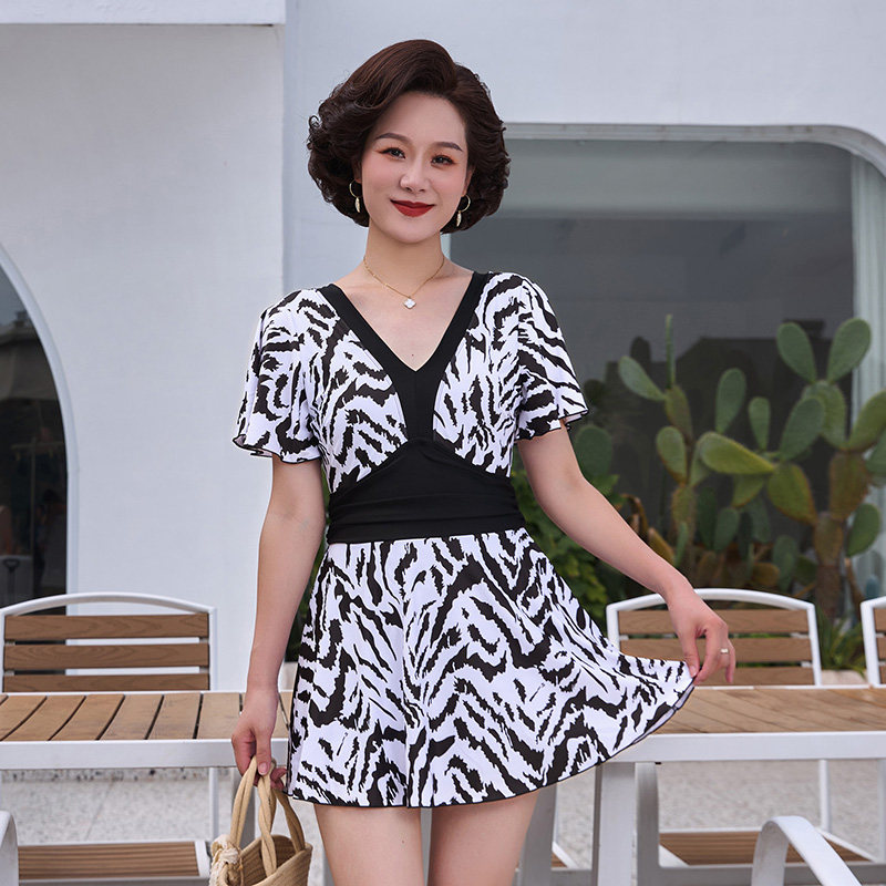中老年人时尚泳衣女裙式遮肚子保守平角豹纹胖妈妈大码泳装送泳帽
