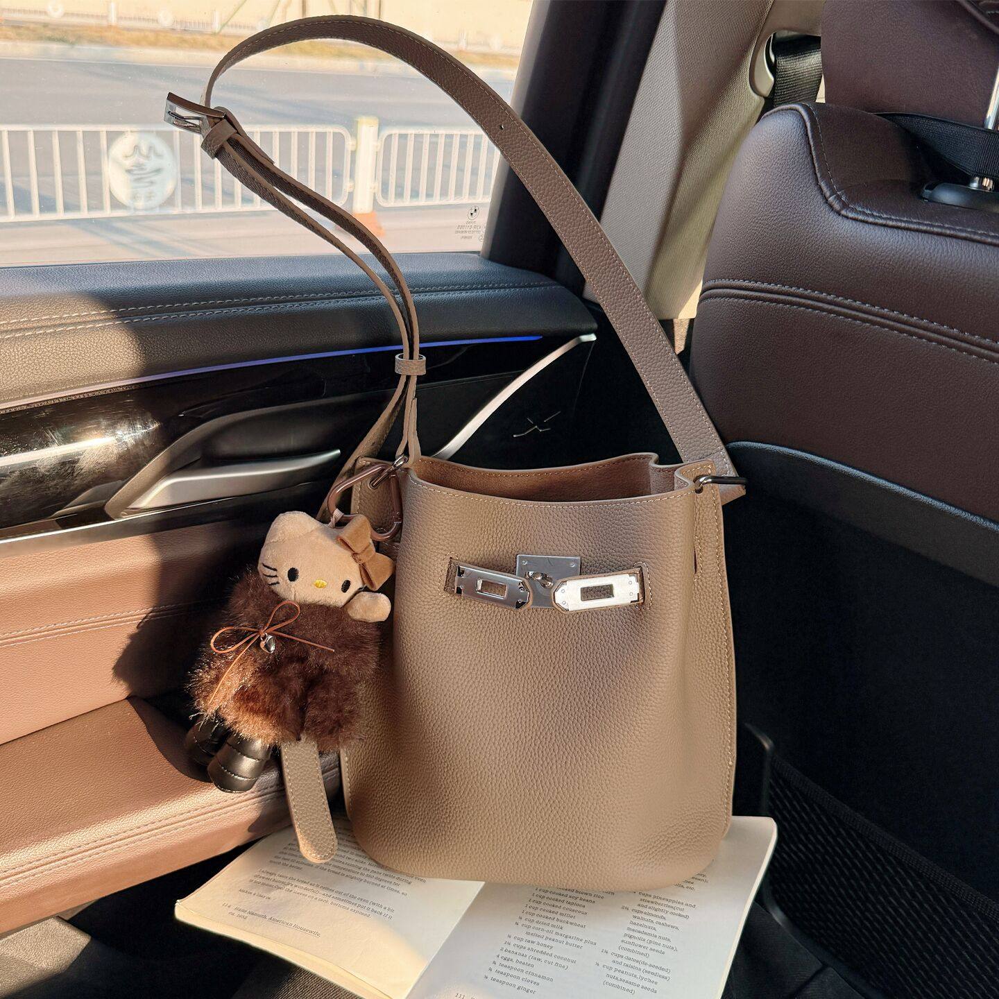 小众真皮竖款水桶包女大容量百搭腋下包高级感通勤单肩斜挎托特包,箱包皮具/热销女包/男包,通用款女包,淘宝优惠券,粉丝福利购,淘宝优惠卷