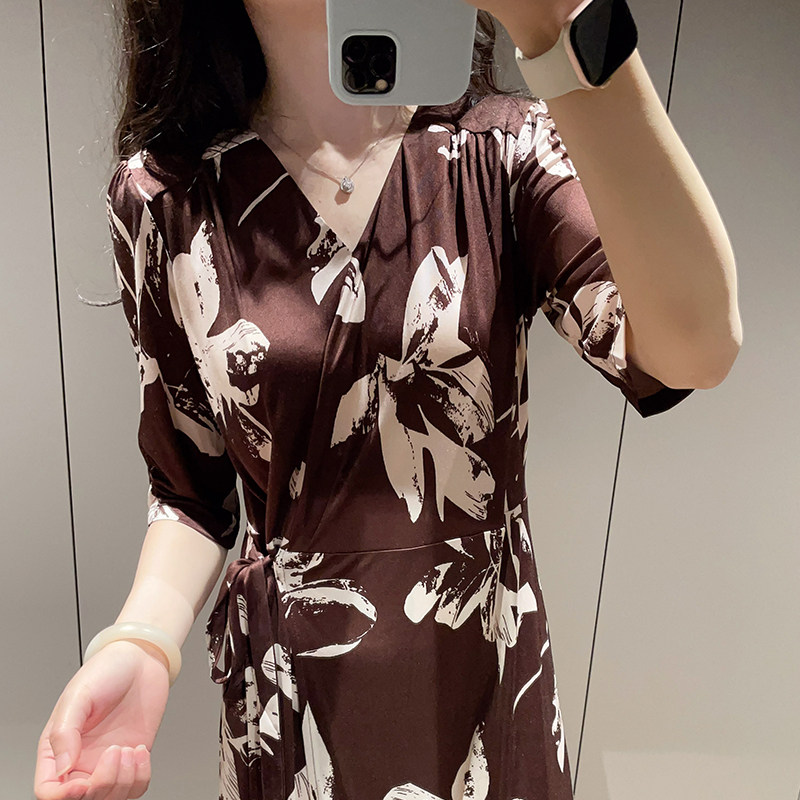 高级感咖色V领真丝针织五分袖连衣裙气质收腰别致桑蚕丝中长裙