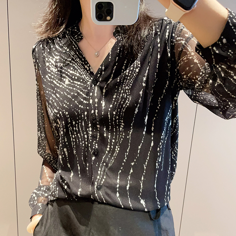 高级感V领黑色点子真丝网眼衬衫2025春夏洋气小个子桑蚕丝上衣