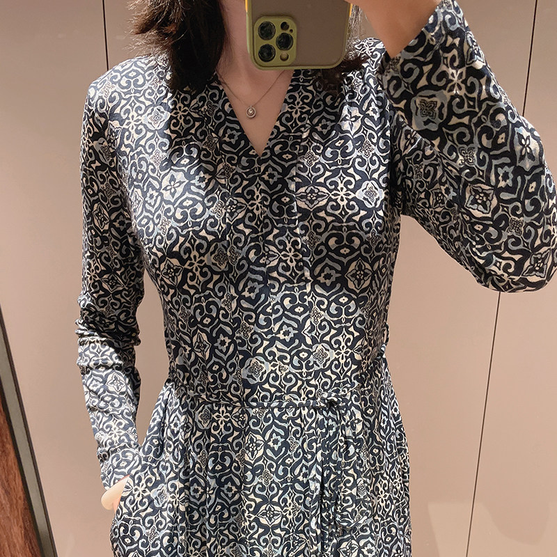 2025春秋新款薄款针织羊毛连衣裙V领印花长袖美丽诺羊毛软糯长裙