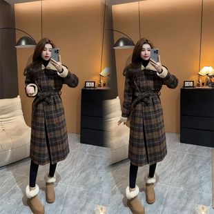 欧洲站网红爆款高级感羊羔毛翻领格子风衣外套女冬季加棉长款大衣