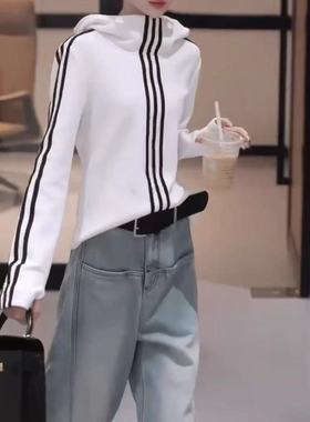 秋冬新款白色三条杠长袖连帽套头卫衣女直筒宽松高腰直筒牛仔裤