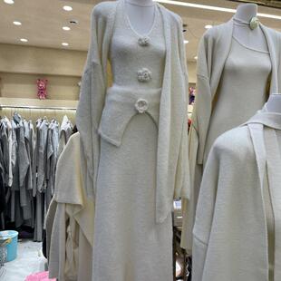 小女人2025秋冬针织毛衣立体花上衣半身长裙长款外套小香三件套装