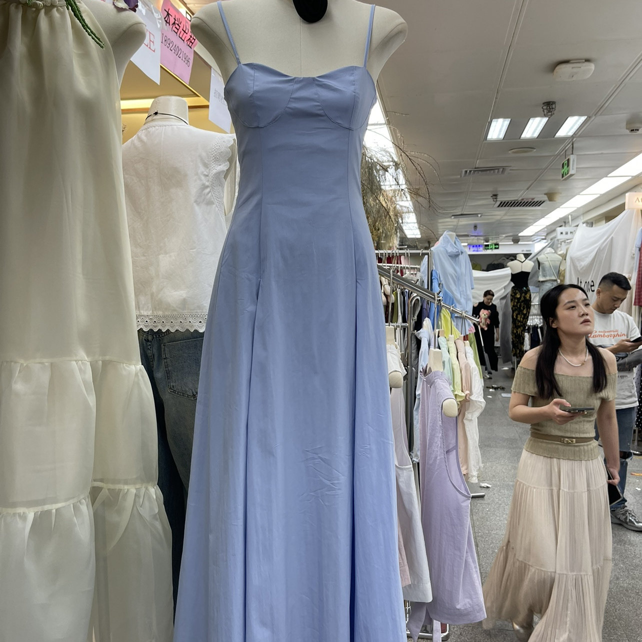 小女人2025夏款露背吊带连衣裙子