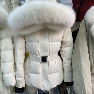 小女人2025冬季款修身短款羽绒服