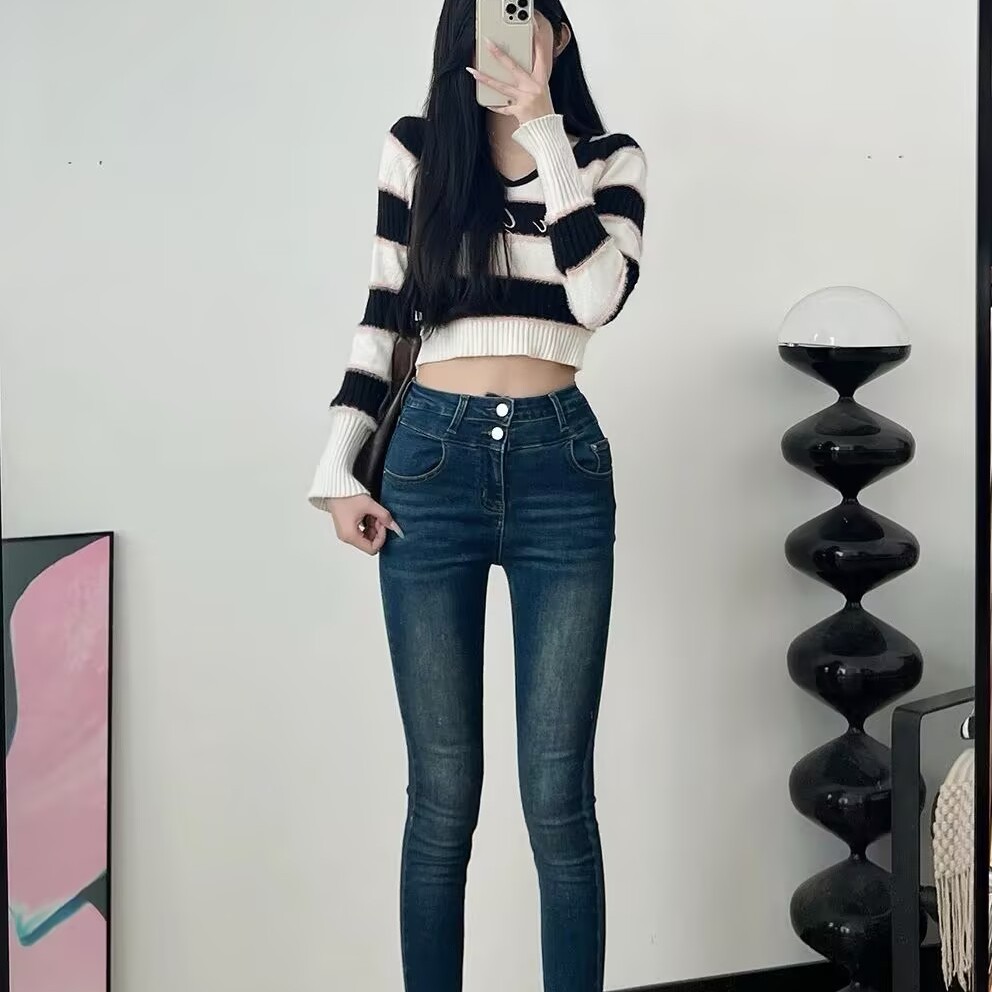 韩版双扣设计高腰丰胯牛仔裤女简约修身显瘦日常百搭款九分小脚裤