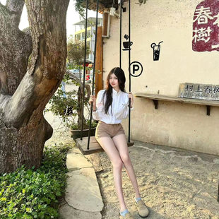 卡其色丰胯牛仔短裤女春夏新款紧身显瘦显腿长双扣直筒包臀热裤