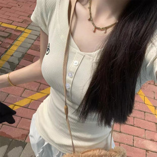 高腰修身 辣妹短款 显瘦上衣 T恤女夏美式 设计感小众正肩V领纯棉短袖