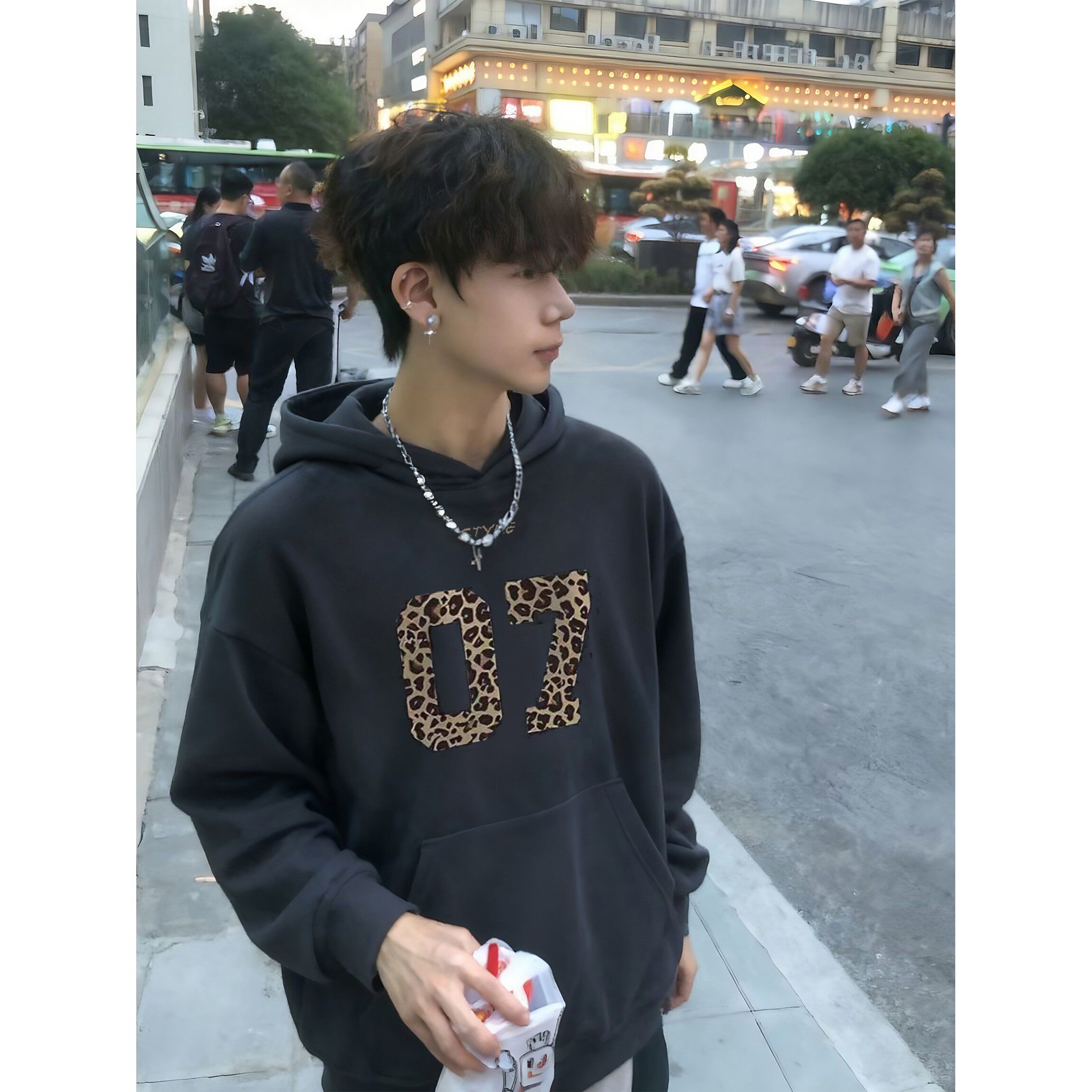 免费试穿~豹纹数字印花连帽卫衣