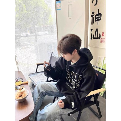 免费试穿~钉珠字母刺绣连帽卫衣