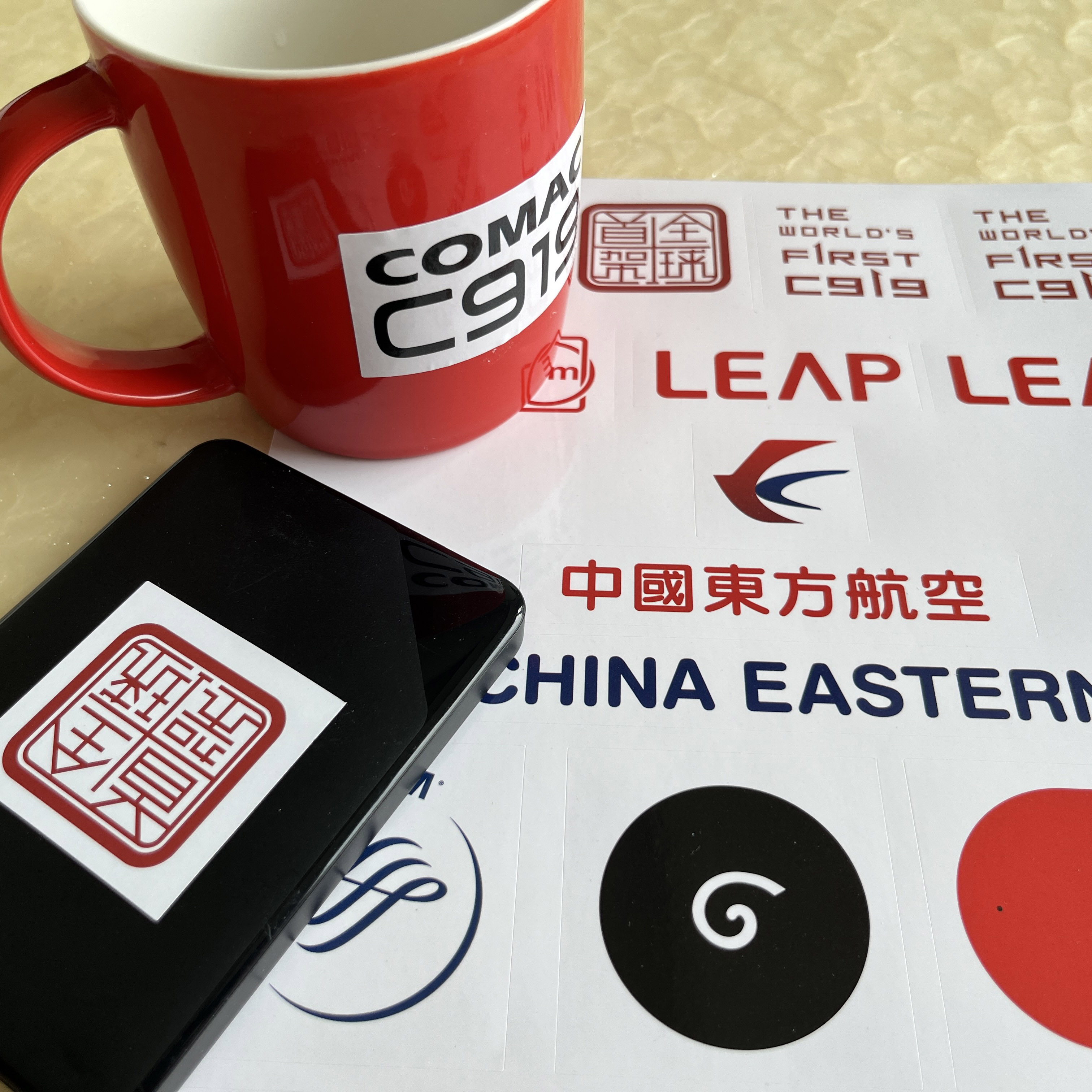 东航全球首架C919贴纸首飞纪念