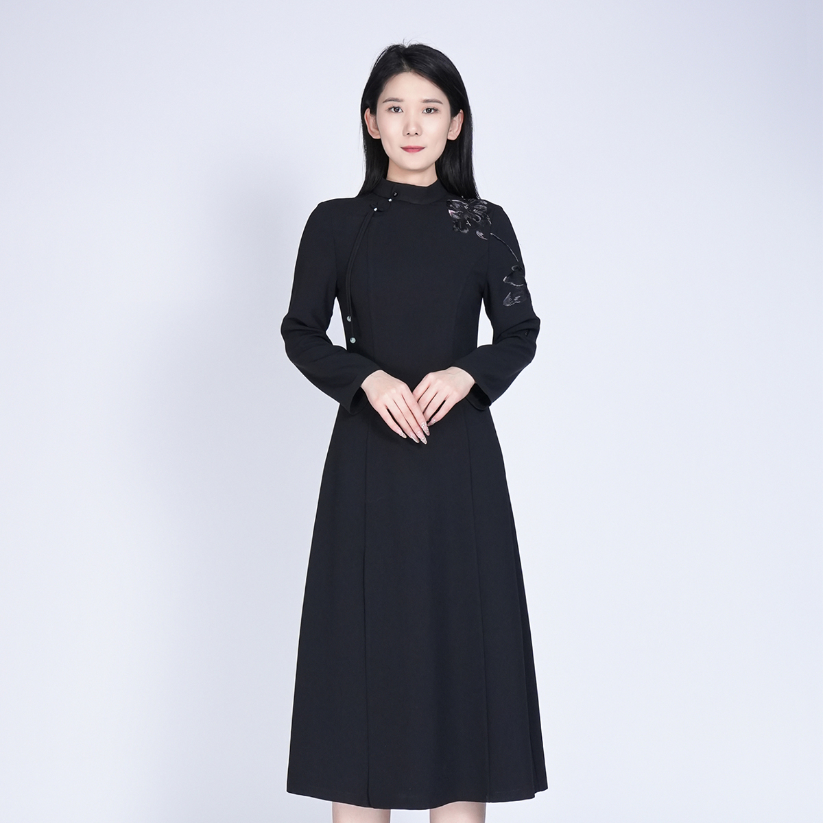 浒城古娘新款刺绣气质立领收腰黑色长袖新中式国风连衣裙女士春秋