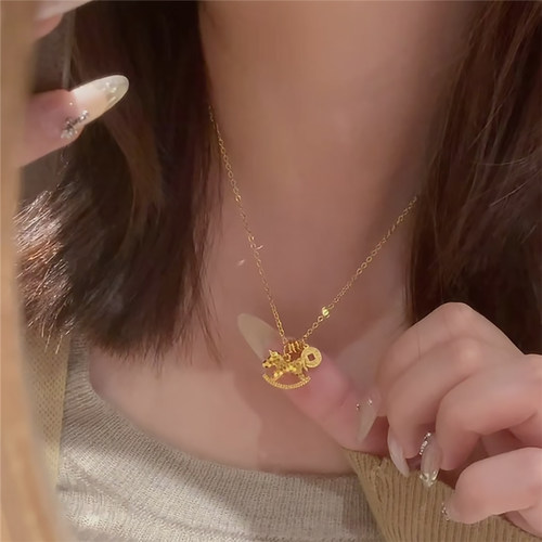 马上来钱黄金色太闪碎碎冰摇摇马吊坠项链女小马钱币锁骨链毛衣链