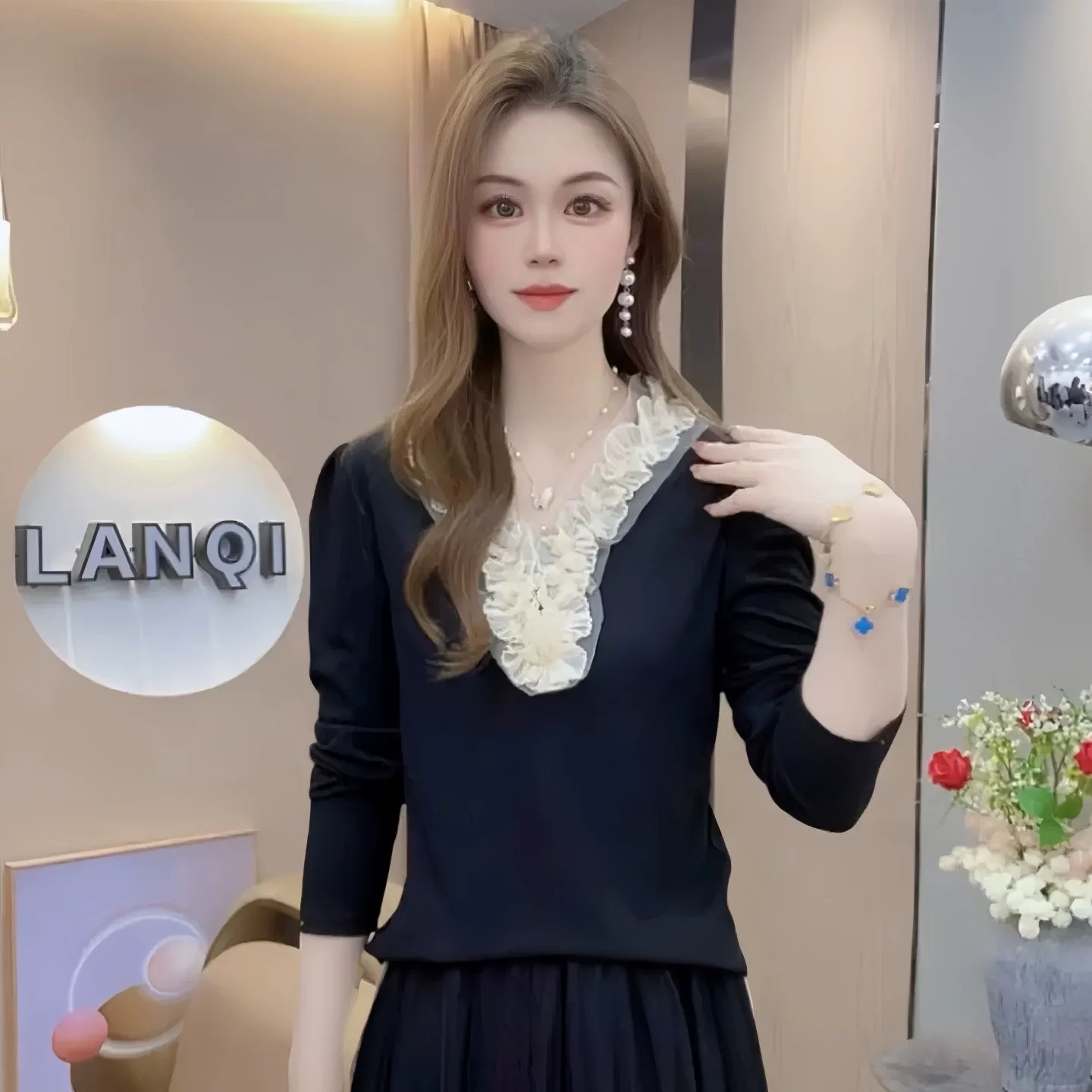 甜美V领蕾丝显瘦长袖T恤