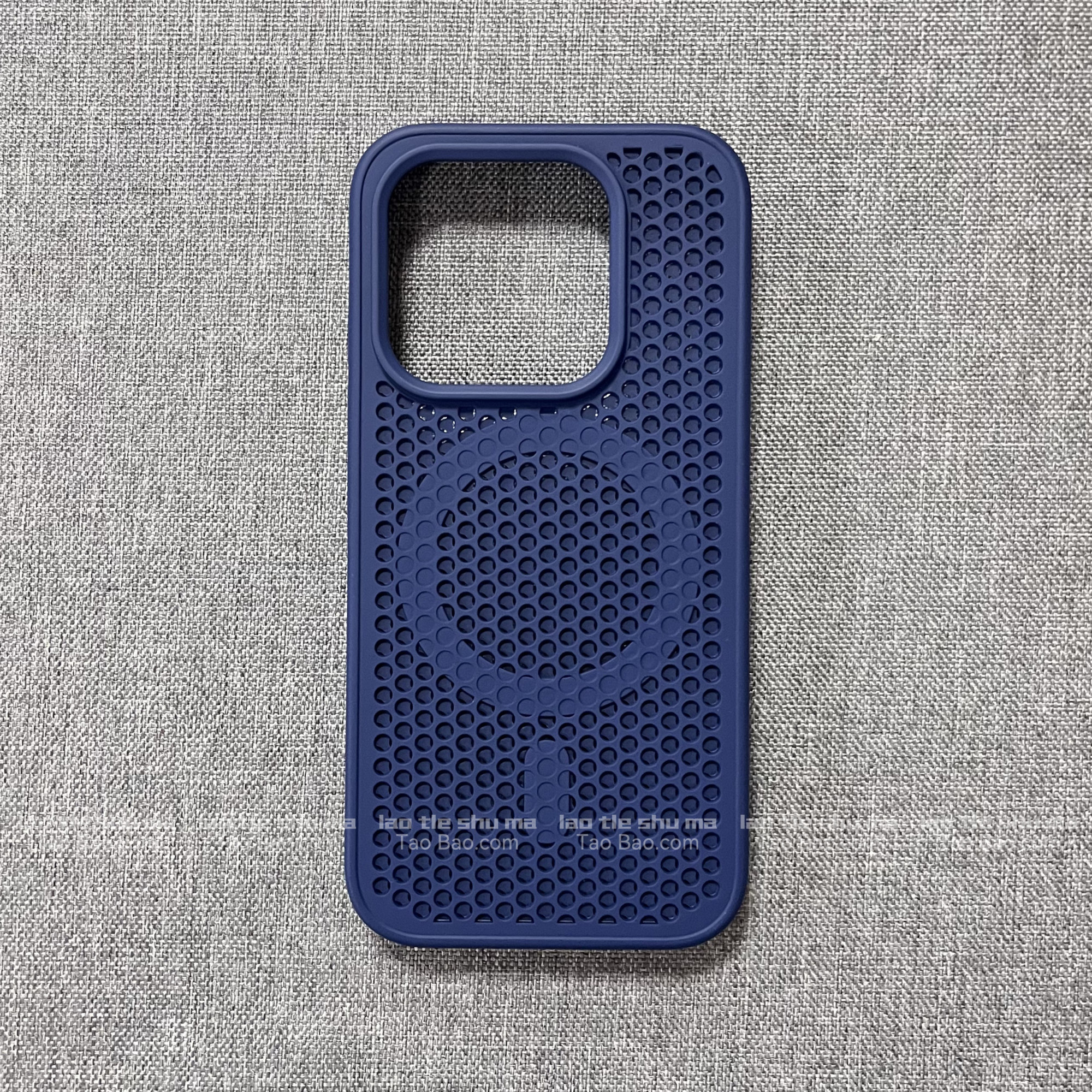 深蓝色内置磁吸蜂窝孔洞散热适用iPhone 17pro max手机壳16苹果15透气防滑14Plus软边硬背板13大孔12午夜蓝11 - 实物图
