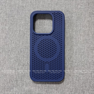 深蓝色内置磁吸蜂窝孔洞散热适用iPhone 17pro max手机壳16苹果15透气防滑14Plus软边硬背板13大孔12午夜蓝11