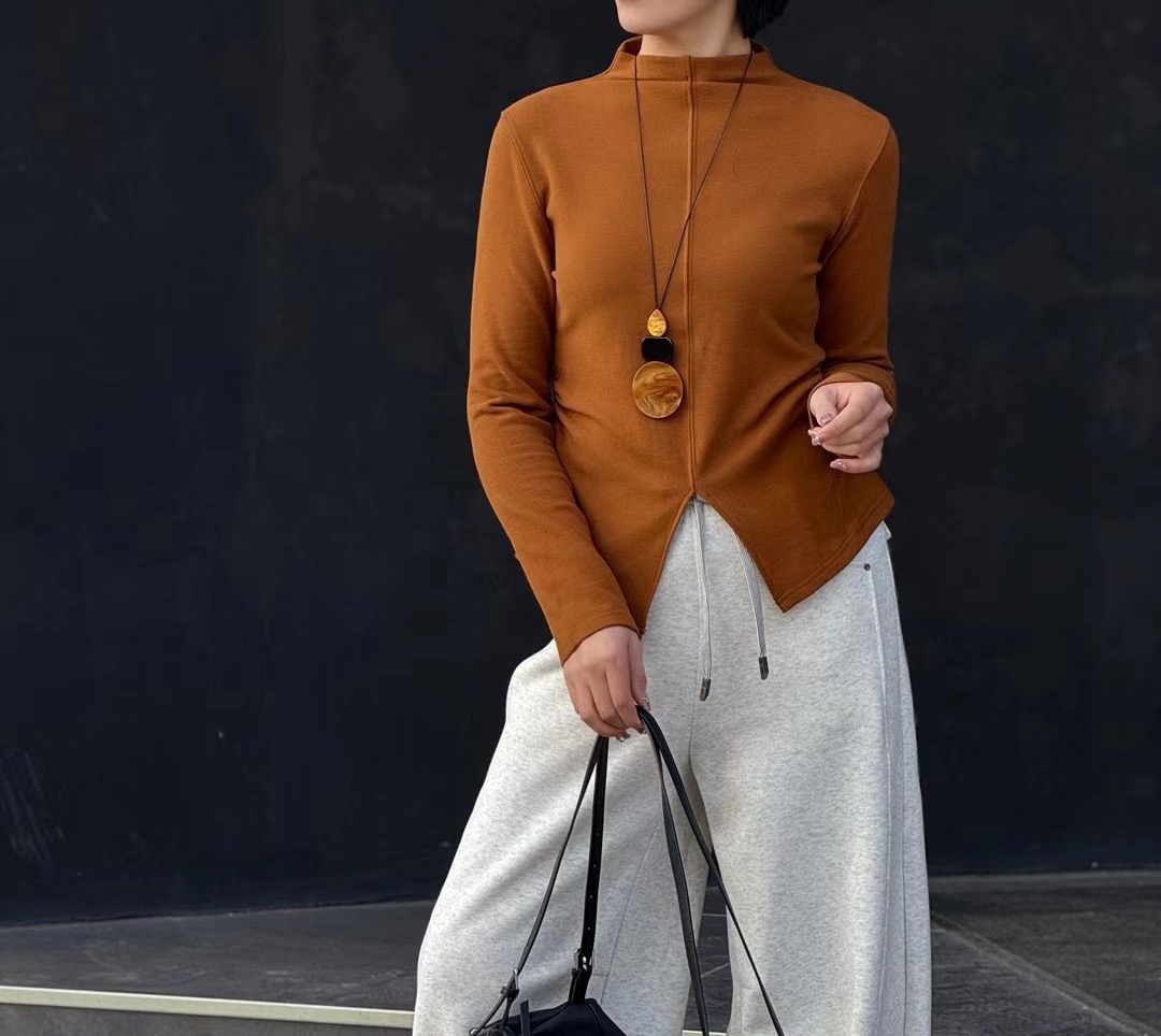 著补77006秋冬休闲个性潮流半高领短款卫衣女德绒开叉不规则打底