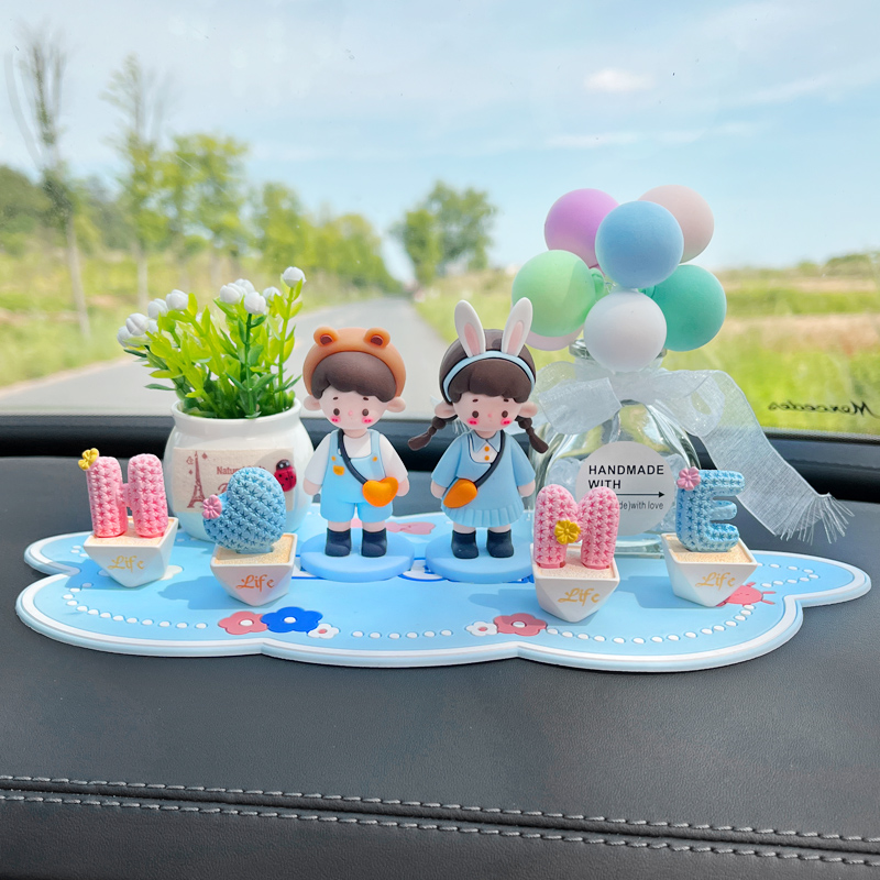 汽车摆件卡通情侣网红女人物高档车载内饰车内中控台装饰创意用品