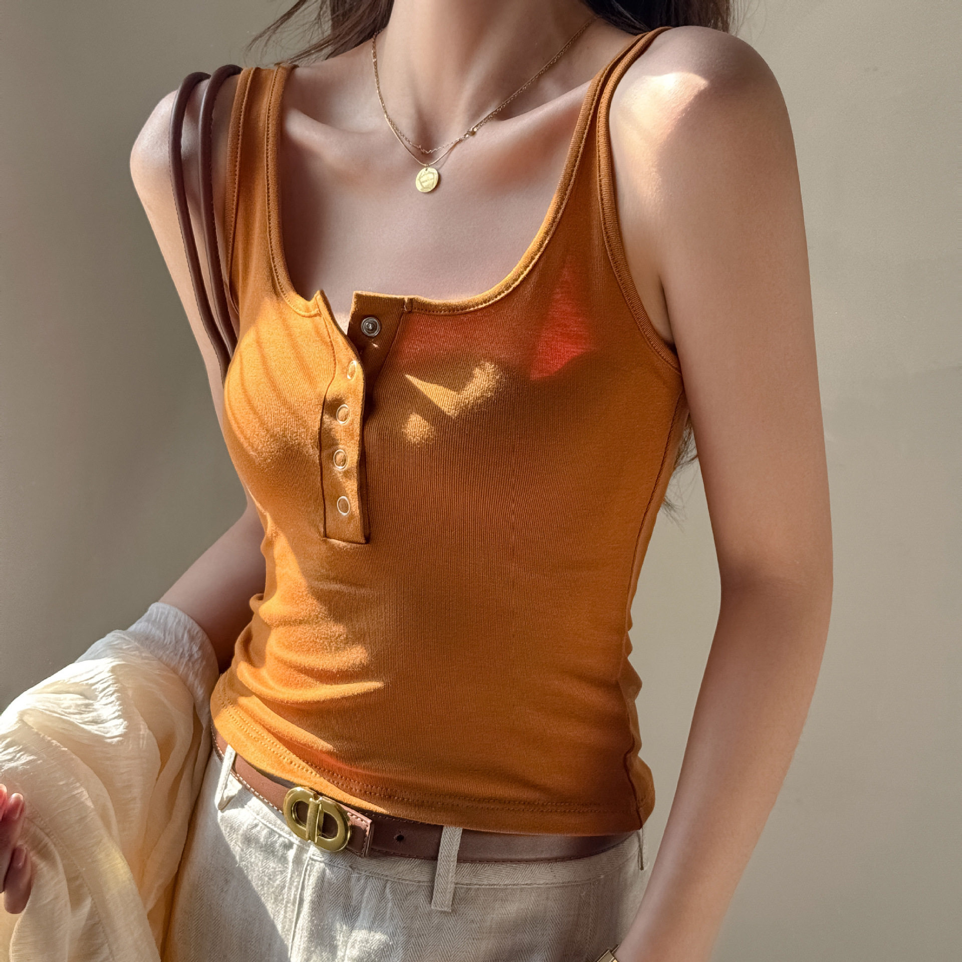 W春夏季设计感纽扣螺纹吊带背心女高级感时尚气质可外穿打底上衣
