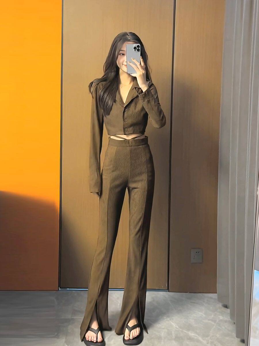 港风chic时尚套装女2023早秋新款网红炸街短款领上衣开叉喇叭长裤